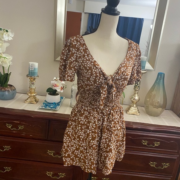 ❤️☀️NWOT WOMEN’s brown romper floral white printed☀️💕 - Picture 2 of 8